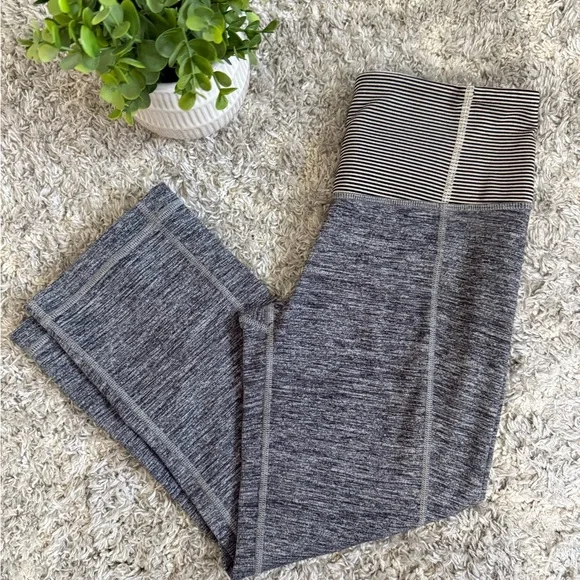 Lululemon Gather and Crow Cropped Leggings 21” - Picture 3 of 13